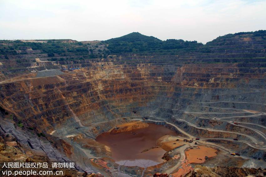 马鞍山"华东第一大"露天矿坑 如巨型漏斗深扎群山