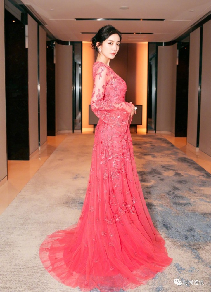 当天杨幂一身zuhair murad 桃红色刺绣长裙,搭配piaget珠宝,妆容淡雅.
