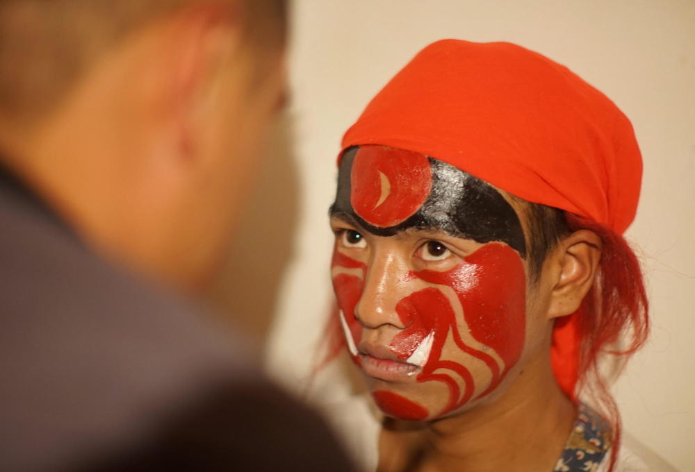 穿民国戏装画老脸谱，这个偏僻山村痴迷古滇剧唱戏两百年