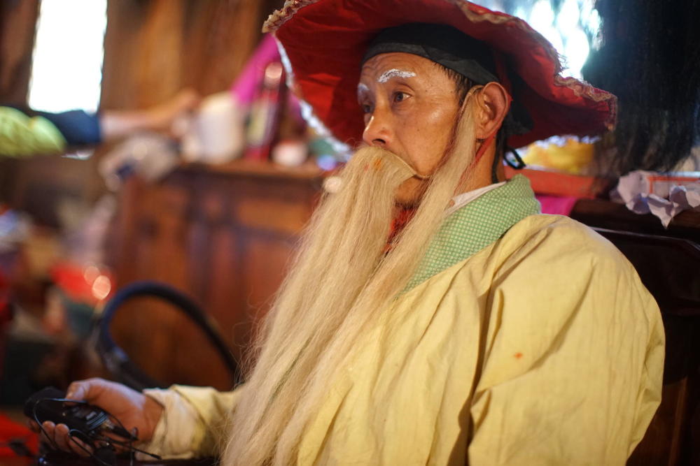 穿民国戏装画老脸谱，这个偏僻山村痴迷古滇剧唱戏两百年