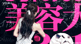 姑娘，你手臂上的囊肉手感真好
