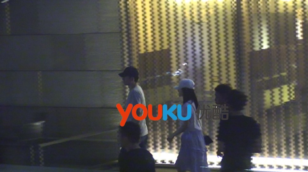 张杰谢娜恩爱如初，夜会何炅甜蜜同玩&quot;密室逃脱&quot;