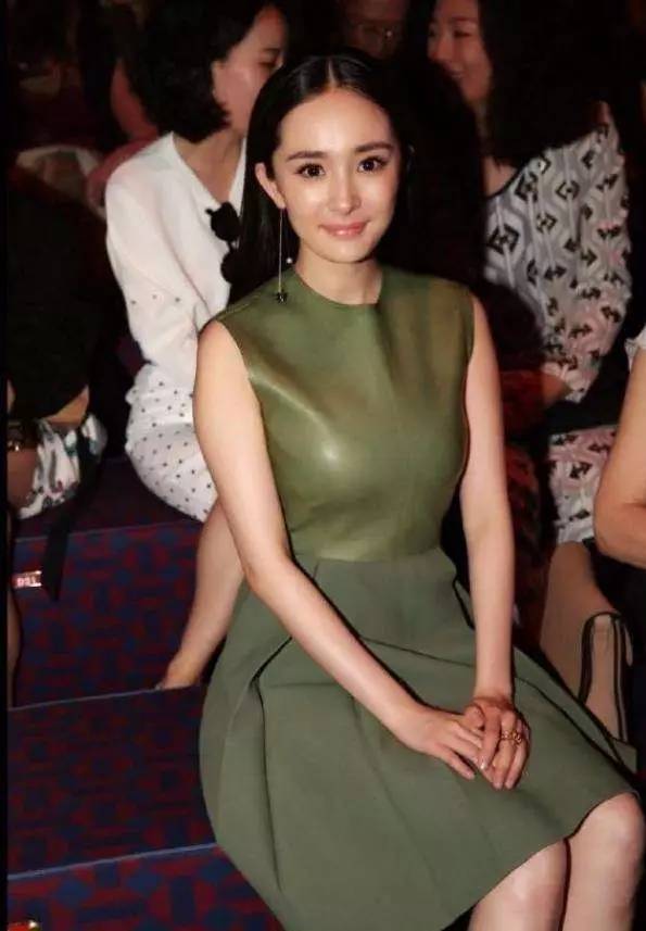 杨幂胸变大、小肚子明显,难道是怀二胎了?