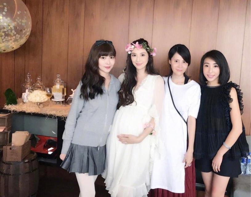 女神美美哒！即将临盆的吴佩慈肚大如箩，四肢依旧纤细（组图） - 3