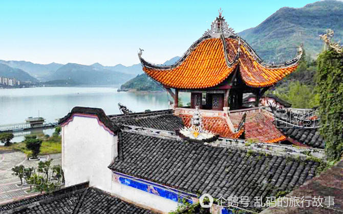 重庆江边这座“歪门斜道”神奇古庙 过往船只竟都要祭拜祈福！