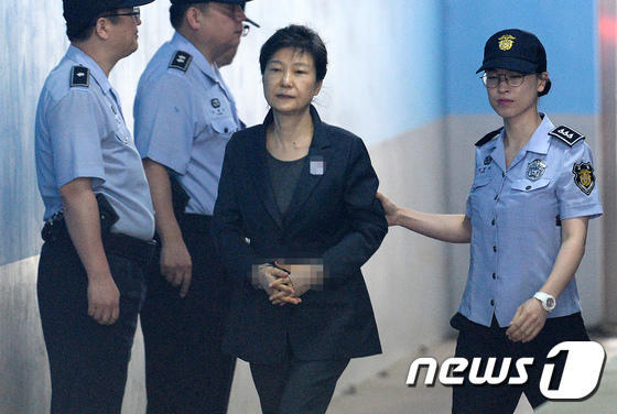 朴槿惠再受审 面对已被判刑的崔顺实还能平静如初吗？（组图） - 2