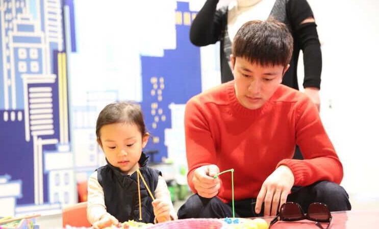 贾乃亮一家返乡 甜馨来哈尔滨巡山啦