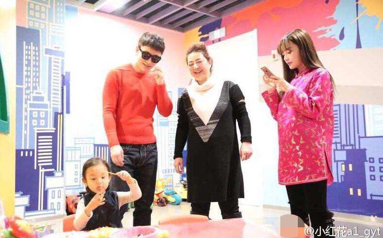 贾乃亮一家返乡 甜馨来哈尔滨巡山啦