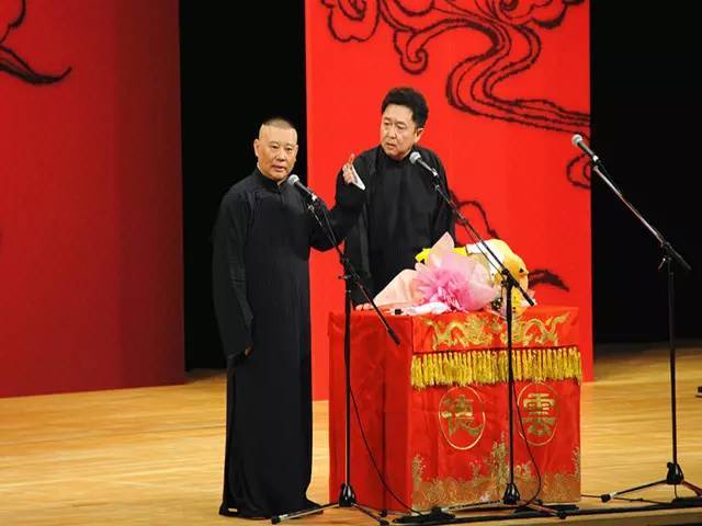郭德纲在东京讲相声融入日本元素 多次谢场感动流泪（组图） - 1