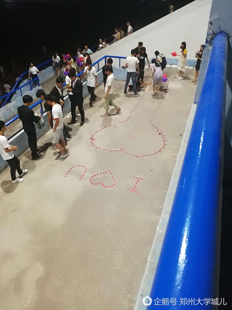 保安神助攻！高校现最短告白 女生被迫秒答应（组图） - 3