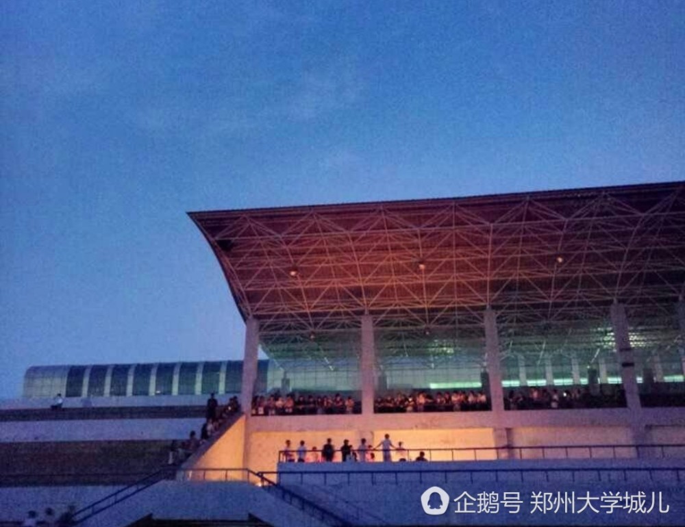保安神助攻！高校现最短告白 女生被迫秒答应（组图） - 2
