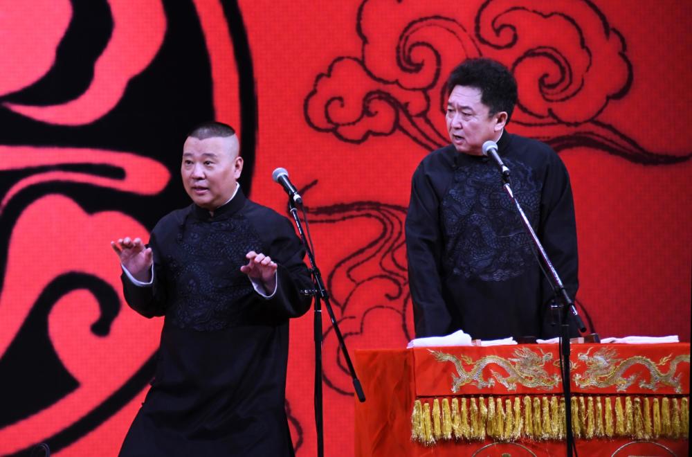 郭德纲在东京讲相声融入日本元素 多次谢场感动流泪（组图） - 2