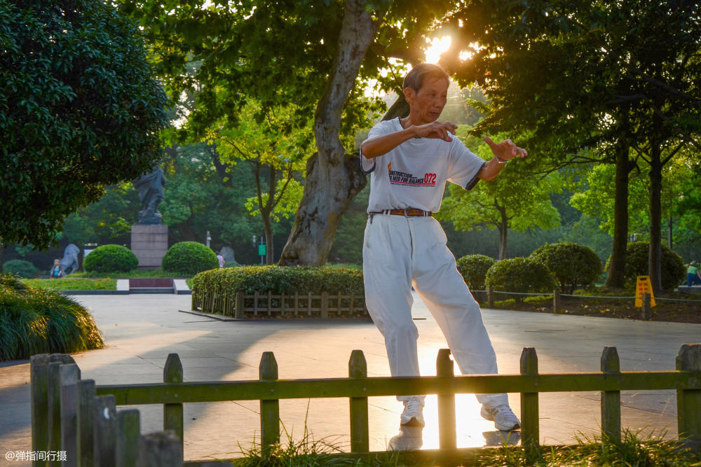 羡慕！清新静美的西湖之晨，湖边快被跳广场舞的“夕阳红”承包了 