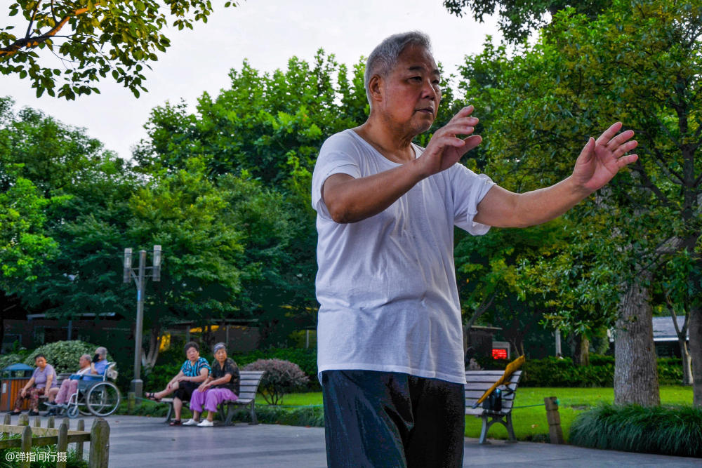 羡慕！清新静美的西湖之晨，湖边快被跳广场舞的“夕阳红”承包了 