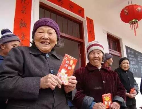 敬老院收神秘红包
