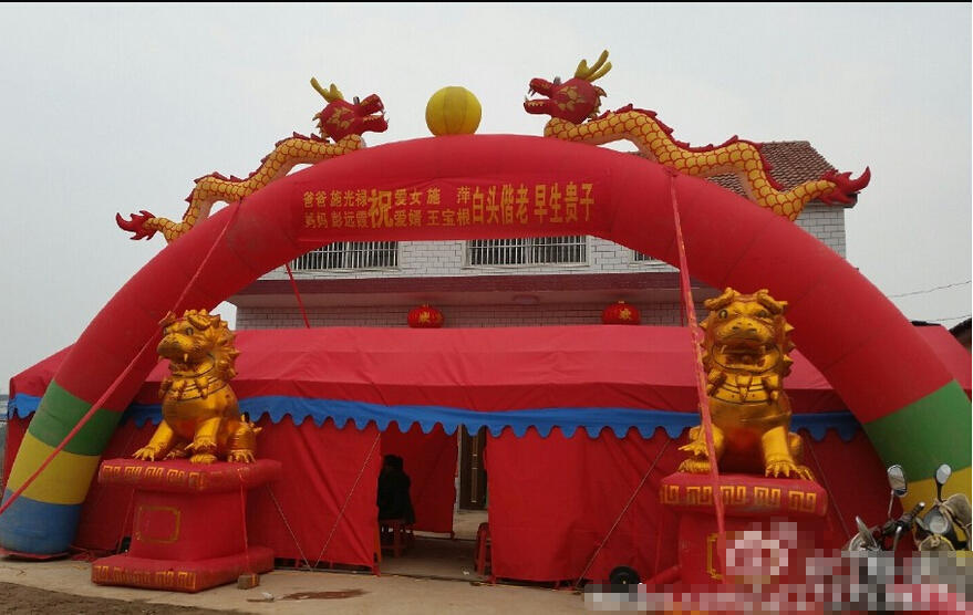 新郎家长送十万彩礼 新人数钱数到手软