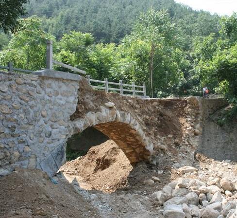 陕西一便民桥建好2小时就垮塌 包工头:这是意