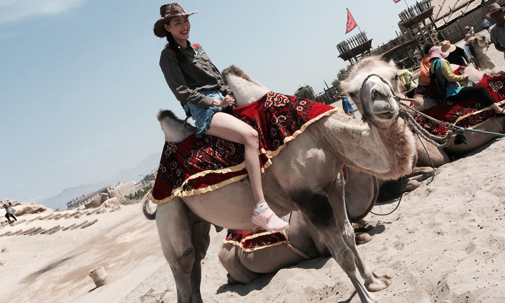 女篮前国手秀逆天长腿 演绎豪放西部范