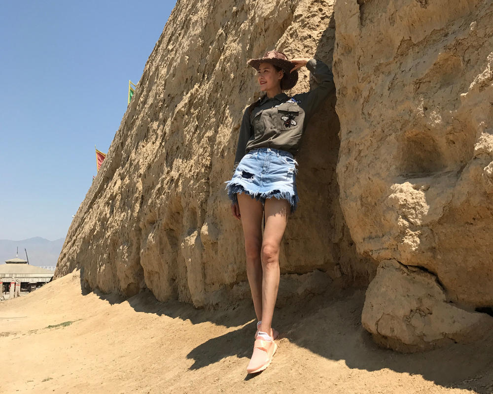 女篮前国手秀逆天长腿 演绎豪放西部范