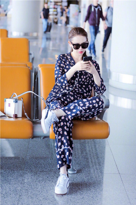 蔡依林直接穿了件连体泳衣出门,上厕所要怎么