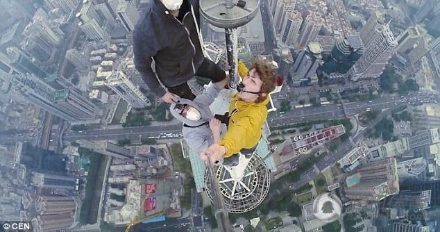 俄登高狂魔深圳攀高楼 一路躲过保安