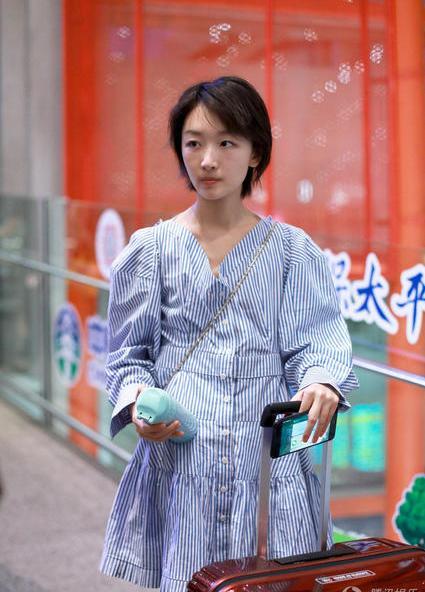 周冬雨没穿内衣就出门了?网友:私人飞机场只服