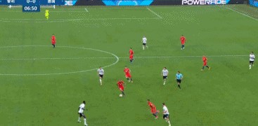 gif回看-智利连续浪射 后防送大礼德国笑纳