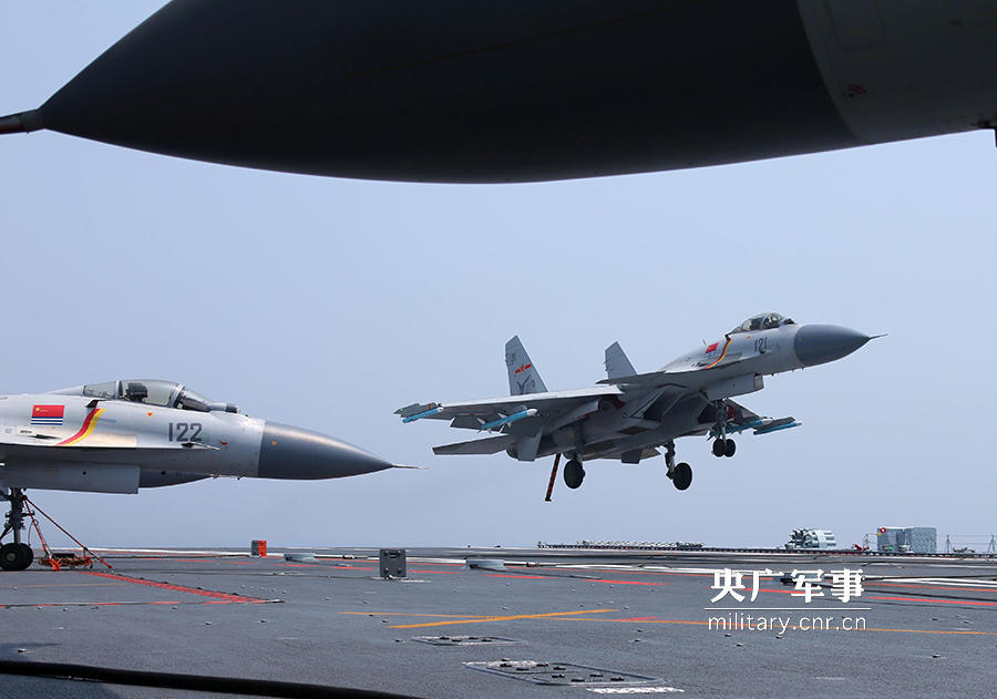 辽宁舰一级战备过台湾海峡 歼15带弹起降_移动