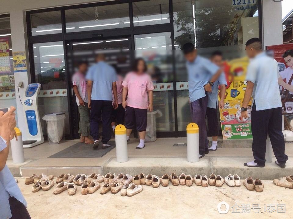 赞！学生脱去泥鞋进商店 称怕给别人添麻烦（组图） - 2