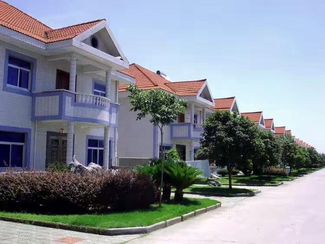 农村人是在小县城买房好还是回家盖楼好?网友