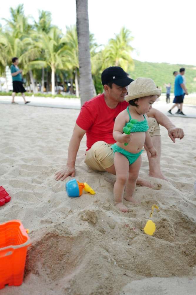 杨幂父亲不陪小糯米 哄董璇女儿玩_移动腾讯网