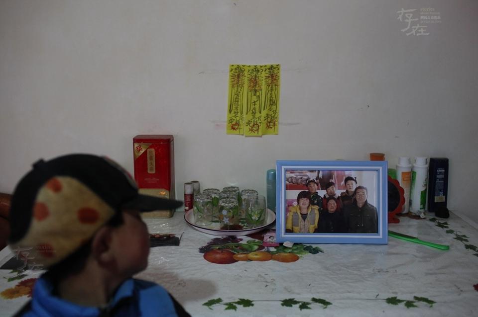 【存在】留守村庄里的全家福_腾讯新闻