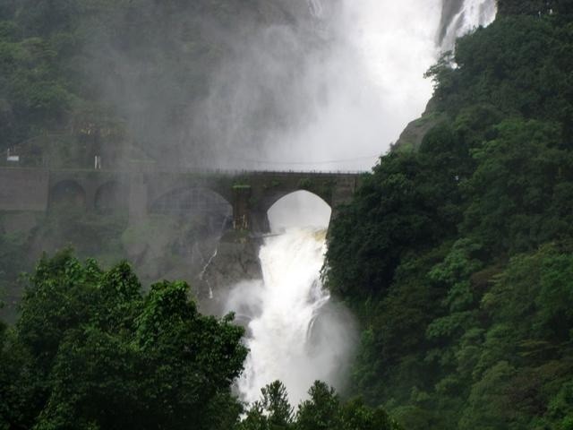 印度最危险铁路:穿越300米高瀑布,巨大水雾瞬