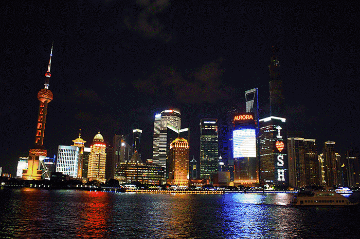 当然,这里也是美食天堂, 各种露台餐厅,高逼格酒吧, 最适合找个舒服