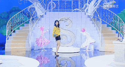 杨幂白嫩美腿迷倒男模!可说好的少女感,怎么一下老了10岁?!