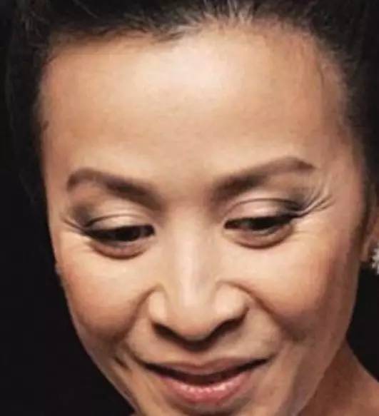 杨幂白嫩美腿迷倒男模!可说好的少女感,怎么一下老了10岁?!