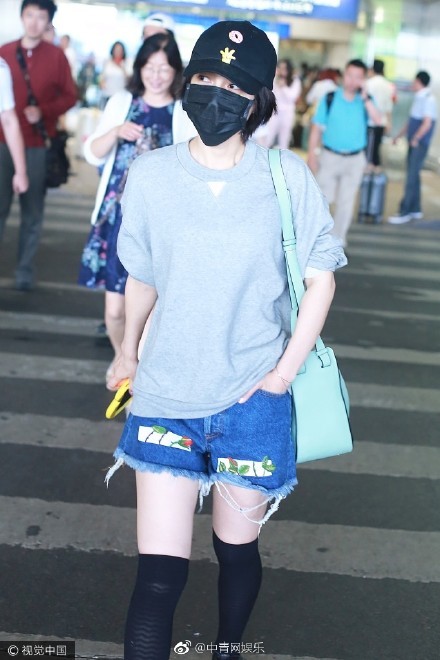 杨幂都hold不住的黑丝造型,吴昕穿起来简直灾