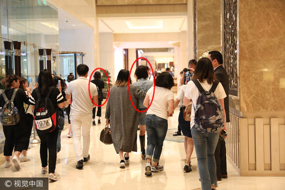 郑爽带替身出席活动 两个小爽难分真伪_移动腾