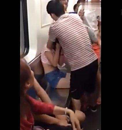 女生鼻涕抢座,大妈大打出手,视频女孩都被扒光大妈衣服女孩图片