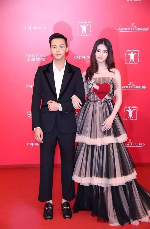 林允从“小黑妞”白成“小灯泡”,秘密全在直播里抖出来了!
