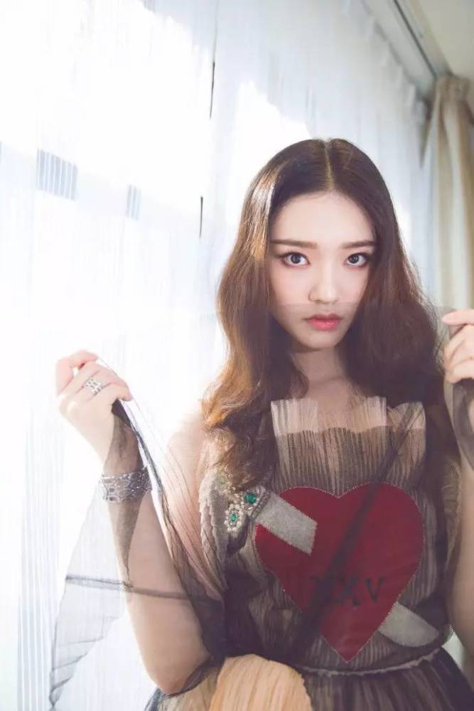 林允从“小黑妞”白成“小灯泡”,秘密全在直播里抖出来了!