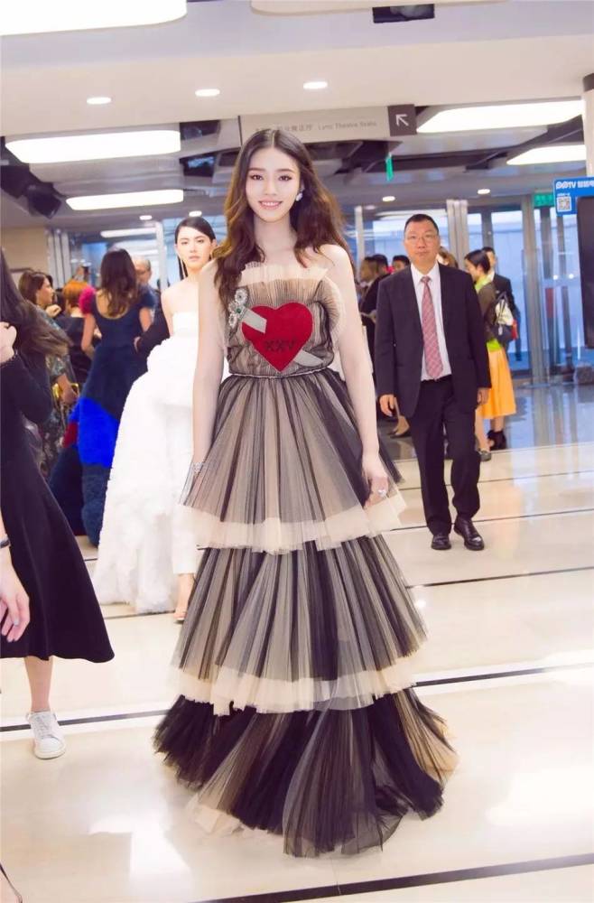 林允从“小黑妞”白成“小灯泡”,秘密全在直播里抖出来了!