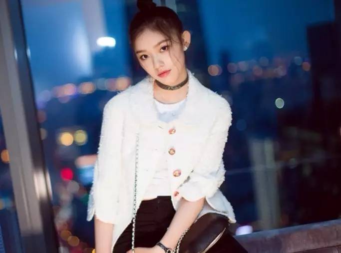 林允从“小黑妞”白成“小灯泡”,秘密全在直播里抖出来了!