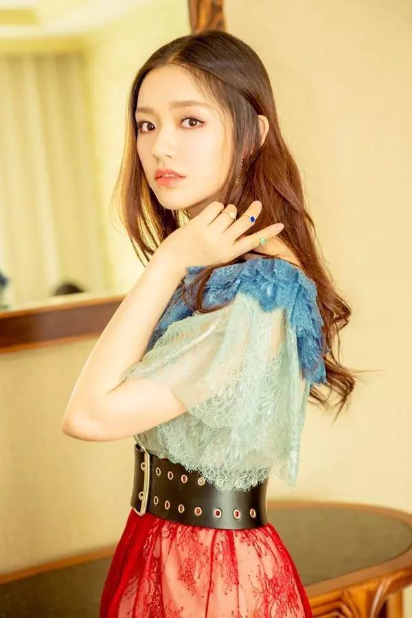 林允从“小黑妞”白成“小灯泡”,秘密全在直播里抖出来了!