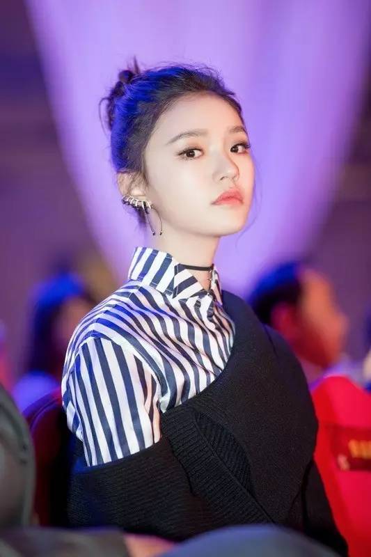 林允从“小黑妞”白成“小灯泡”,秘密全在直播里抖出来了!