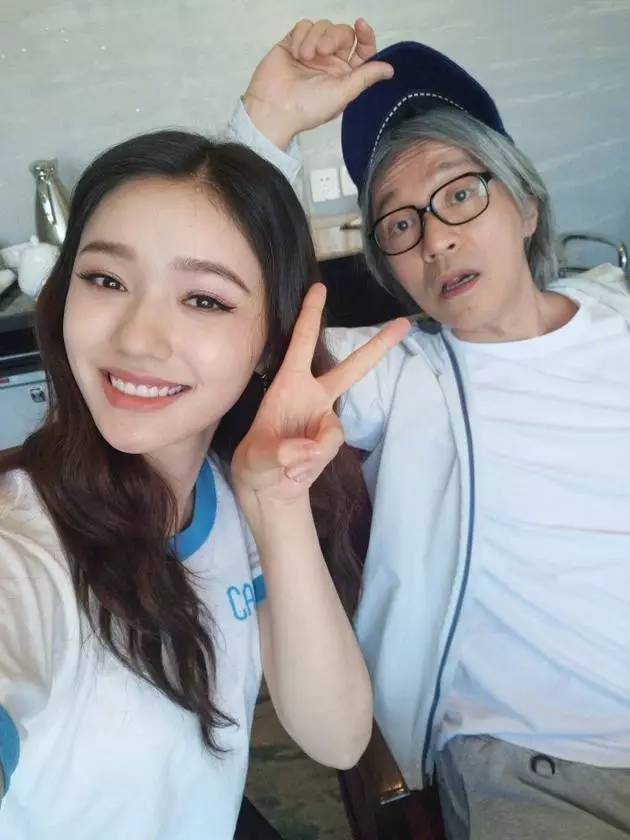林允从“小黑妞”白成“小灯泡”,秘密全在直播里抖出来了!