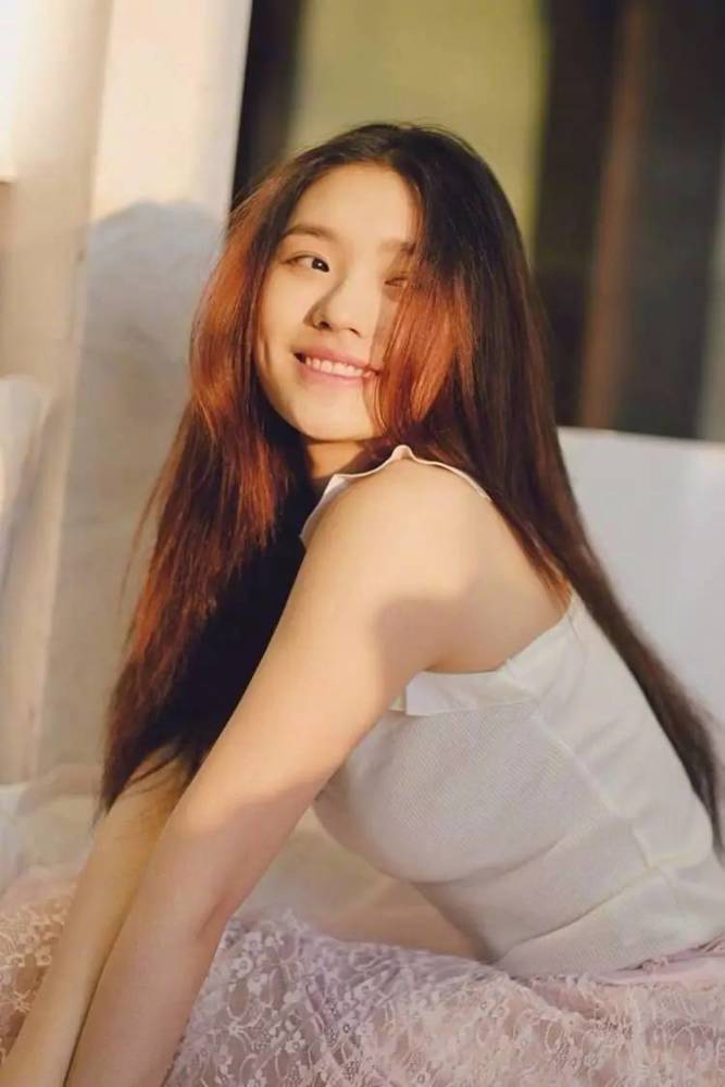 林允从“小黑妞”白成“小灯泡”,秘密全在直播里抖出来了!