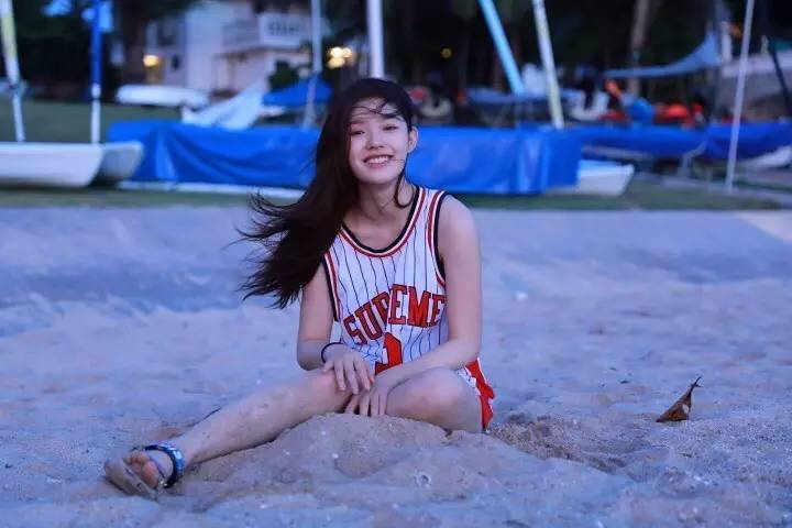 林允从“小黑妞”白成“小灯泡”,秘密全在直播里抖出来了!