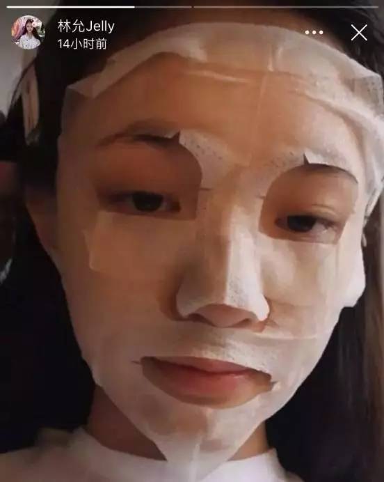 林允从“小黑妞”白成“小灯泡”,秘密全在直播里抖出来了!