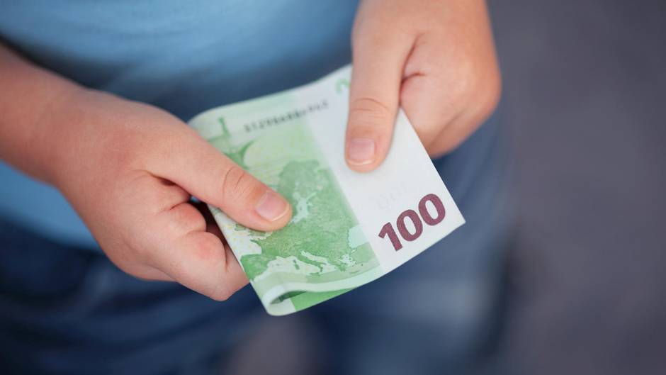 德国熊孩子当街撒八万现金，称可以快速交朋友（组图） - 2